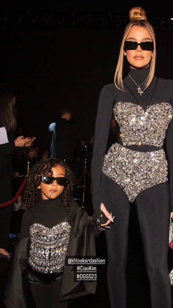 Khloe Kardashian et Saint, enfant de Kim Kardashian - Défilé Dolce & Gabbana collections automne-hiver 2023, à Milan.