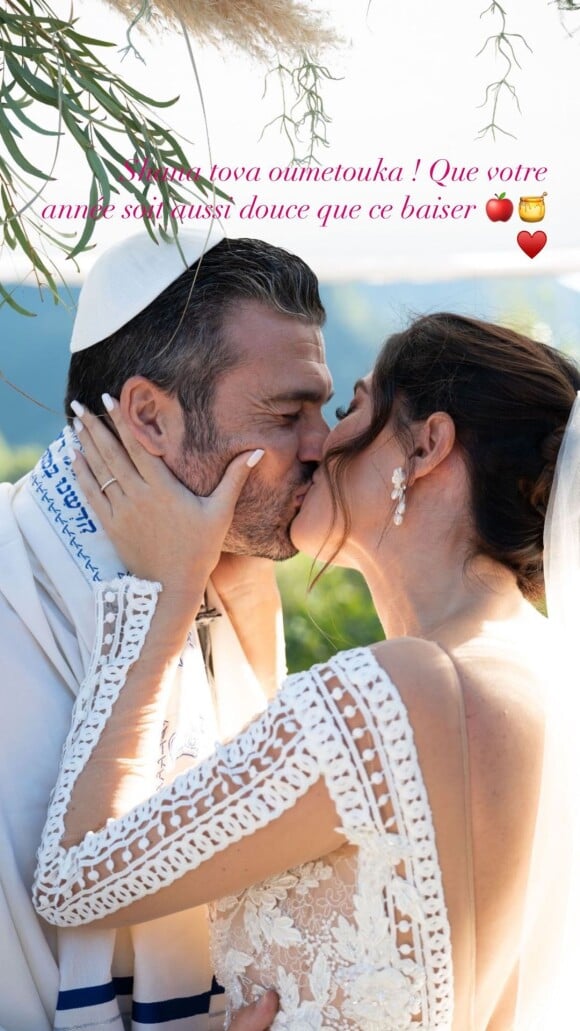 Yaël, l'ex-femme de Dany Boon, a publié une photo de son mariage avec Billy sur Instagram le 25 septembre 2022 à l'occasion de Roch Hachana. 