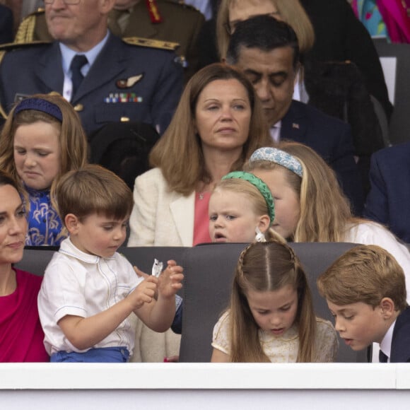 Catherine (Kate) Middleton, duchesse de Cambridge, Le prince Louis de Cambridge, La princesse Charlotte de Cambridge, Le prince George de Cambridge, Mike Tindall, Mia Grace Tindall, Lena Elizabeth Tindall, Savannah Phillips - Jubilé de platine de la reine Elisabeth II d'Angleterre à Bukingham Palace à Londres, le 5 juin 2022. 