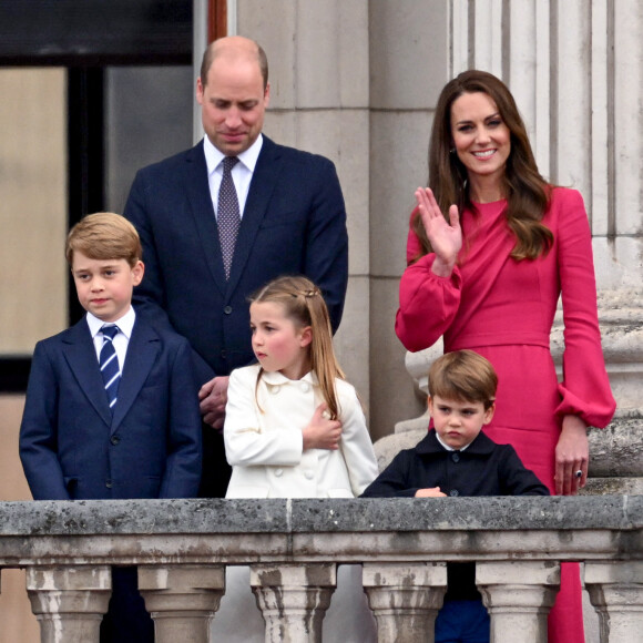 Le prince William, duc de Cambridge, Catherine Kate Middleton, duchesse de Cambridge et leurs enfants le prince George, la princesse Charlotte et le prince Louis - La famille royale regarde la grande parade qui clôture les festivités du jubilé de platine de la reine à Londres. 