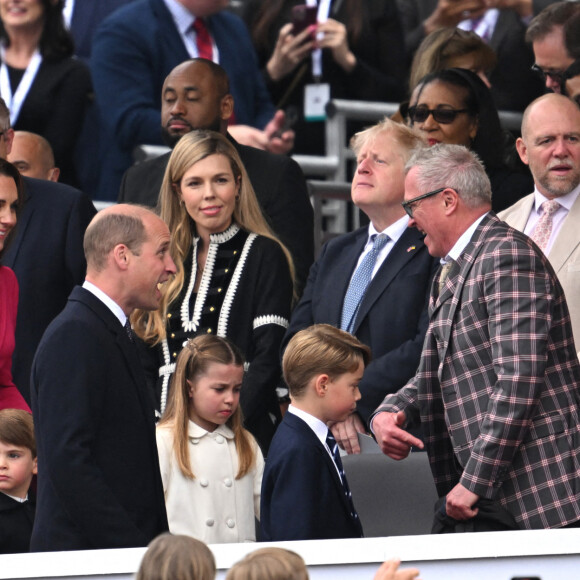 Catherine Kate Middleton, duchesse de Cambridge, le prince William, le prince Louis, la princesse Charlotte, le prince George, Boris Johnson - La famille royale regarde la grande parade qui clôture les festivités du jubilé de platine de la reine à Londres le 5 juin 2022. 