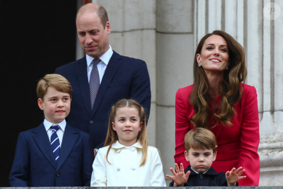 Le prince William, duc de Cambridge, Catherine Kate Middleton, duchesse de Cambridge et leurs enfants le prince George, la princesse Charlotte et le prince Louis - La famille royale au balcon du palais de Buckingham lors de la parade de clôture de festivités du jubilé de la reine à Londres le 5 juin 2022. 