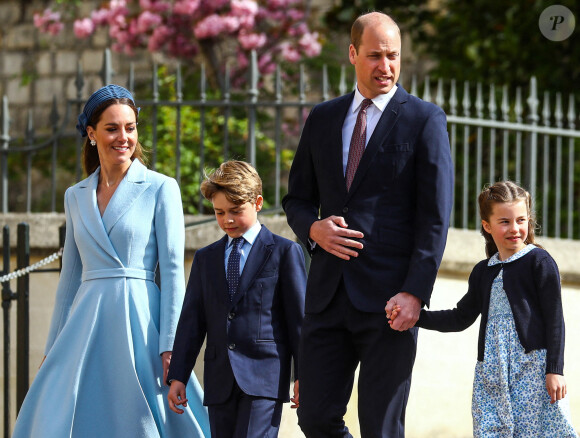 Le prince William, duc de Cambridge, et Catherine (Kate) Middleton, duchesse de Cambridge, Le prince George de Cambridge, La princesse Charlotte de Cambridge - La famille royale britannique quitte la chapelle Saint-Georges de Windsor après la messe de Pâques, le 17 avril 2022. 