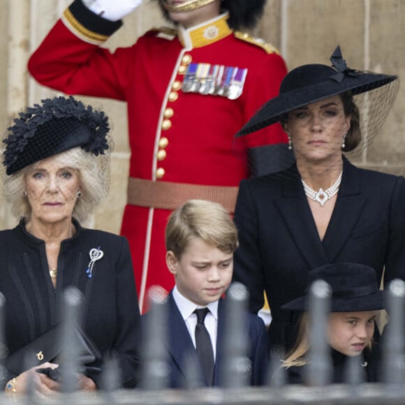 Meghan Markle, Camilla Parker Bowles, reine consort d'Angleterre, Le prince George de Galles, La princesse Charlotte de Galles, Catherine (Kate) Middleton, princesse de Galles et La comtesse Sophie de Wessex - Procession du cercueil de la reine Elizabeth II d'Angleterre de Wesminster Hall où il était exposé au public, jusqu'à l'Abbaye de Westminster. Le cercueil est installé sur l'affût du canon, puis tiré par 142 marins de la Royal Navy à l'aide de cordages, dans la plus pure tradition de la monarchie britannique. Cette tradition remonte aux funérailles d'Etat de la reine Victoria en février 1901. Londres, le 19 septembre 2022. 