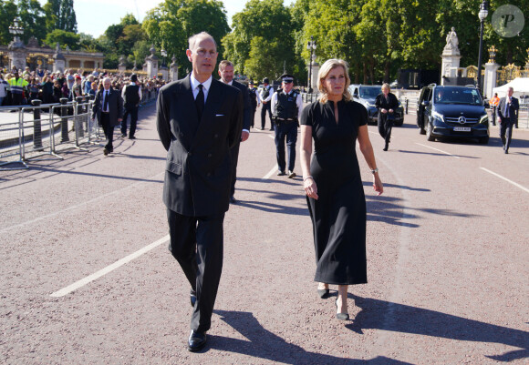 Le prince Edward, duc d'Edimbourg, et Sophie Rhys-Jones, duchesse d'Edimbourg, à la rencontre du public devant les grilles du palais de Buckingham à Londres, le 17 septembre 2022. Les funérailles de la souveraine auront lieu le 19 septembre 2022. 