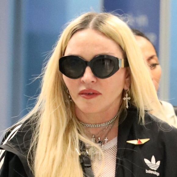 Madonna et son fils David Banda, 16 ans, arrivent à l'aéroport JFK à New York, le 11 août 2022. 