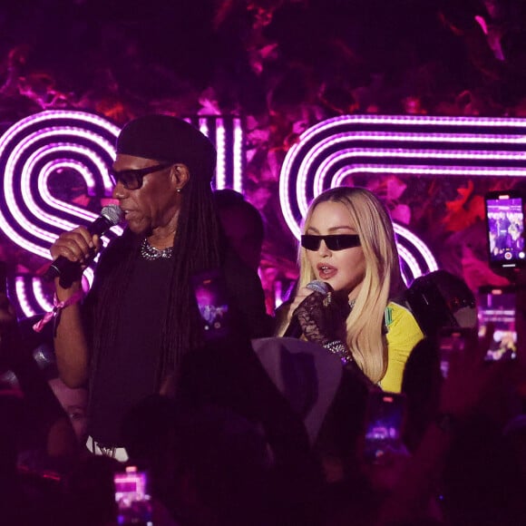 Madonna avec son fils David Banda, sa fille Mercy James, ses jumelles Esther et Stella et Nile Rodgers, en rollers, lors d'une soirée DiscOrama au "Disco Oasis" à New York, le 10 août 2022.