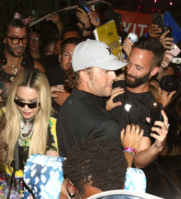 Madonna avec son fils David Banda, sa fille Mercy James, ses jumelles Esther et Stella et Nile Rodgers, en rollers, lors d'une soirée DiscOrama au "Disco Oasis" à New York, le 10 août 2022. 