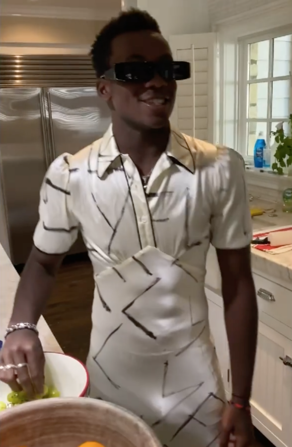 David Banda, le fils de Madonna, porte une robe Mae. Mai 2021.