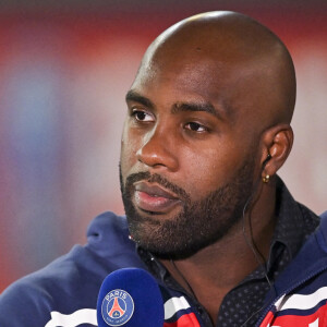 Teddy Riner - T.Riner donne le coup d'envoi du match et le PSG célèbre les médailles olympiques et paralympiques françaises remportées aux derniers Jeux Olympiques de Tokyo. Paris. Le 15 octobre 2021. © JB Autissier / Panoramic / Bestimage