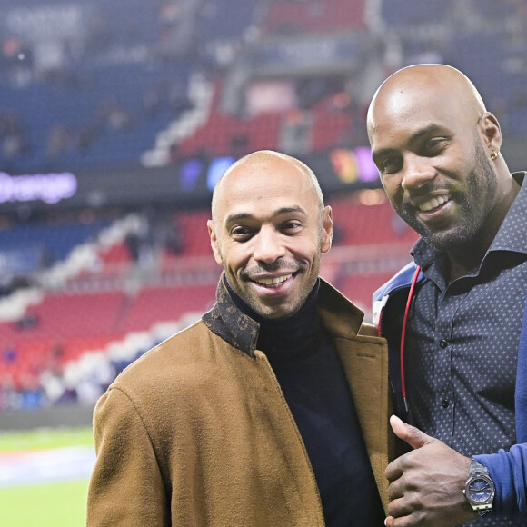 Teddy Riner et Thierry Henry - T.Riner donne le coup d'envoi du match et le PSG célèbre les médailles olympiques et paralympiques françaises remportées aux derniers Jeux Olympiques de Tokyo. Paris. Le 15 octobre 2021. © JB Autissier / Panoramic / Bestimage