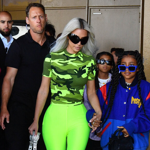 Kim Kardashian et sa fille North West, sa mère Kris Jenner et Corey Gamble à leur arrivée à la Tour Eiffel à Paris. 
