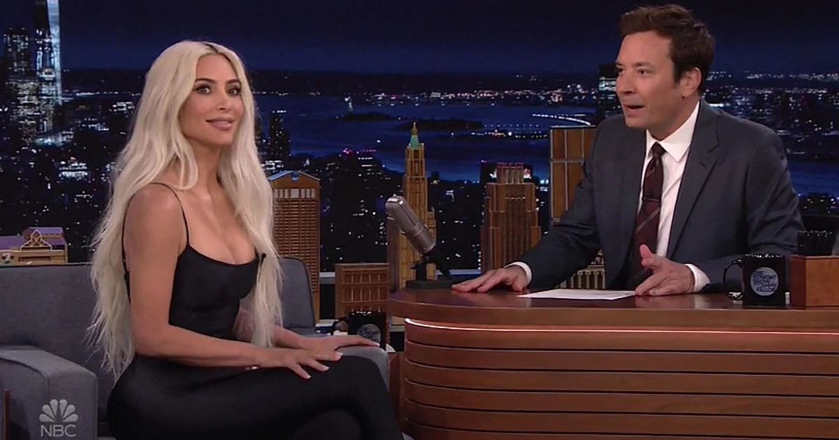 Kim Kardashian sur le plateau de l'émission The Tonight Show Starring