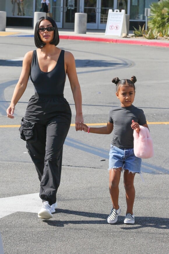 Kim Kardashian et sa fille North West sont allées faire du shopping avec des amies à Neiman Marcus à Canoga Park à Los Angeles, le 31 juillet 2018
