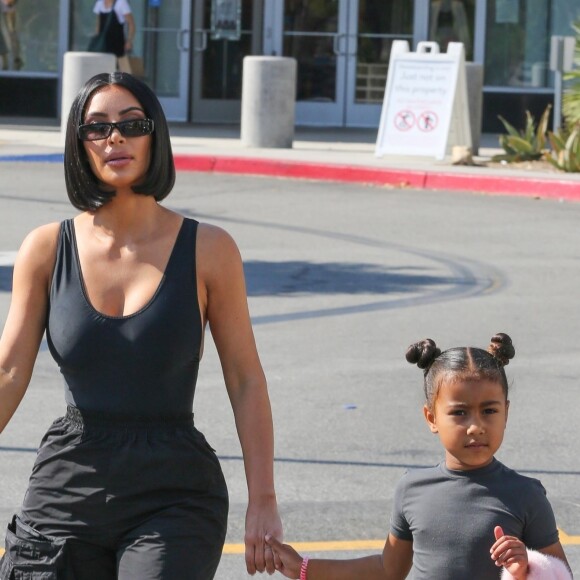 Kim Kardashian et sa fille North West sont allées faire du shopping avec des amies à Neiman Marcus à Canoga Park à Los Angeles, le 31 juillet 2018