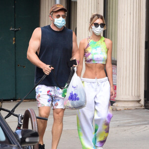 Emily Ratajkowski et son mari Sebastian Bear-McClard sont photographiés en train de promener leur chien, Colombo à New York le 9 juillet 2020. Ils portent des masques pour se protéger de l'épidémie de Coronavirus (COVID-19). 