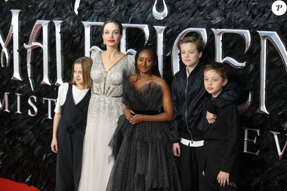 Angelina Jolie Et Ses Enfants Vivienne Zahara Shiloh Et Knox Jolie Pitt Assistent à Lavant