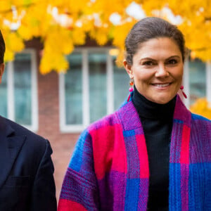 La princesse Victoria et le prince Daniel de Suède visitent le Conseil national suédois de la Santé Folkhälsomyndigheten à Solna, le 28 octobre 2021. 