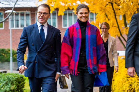 La princesse Victoria et le prince Daniel de Suède visitent le Conseil national suédois de la Santé Folkhälsomyndigheten à Solna, le 28 octobre 2021. 