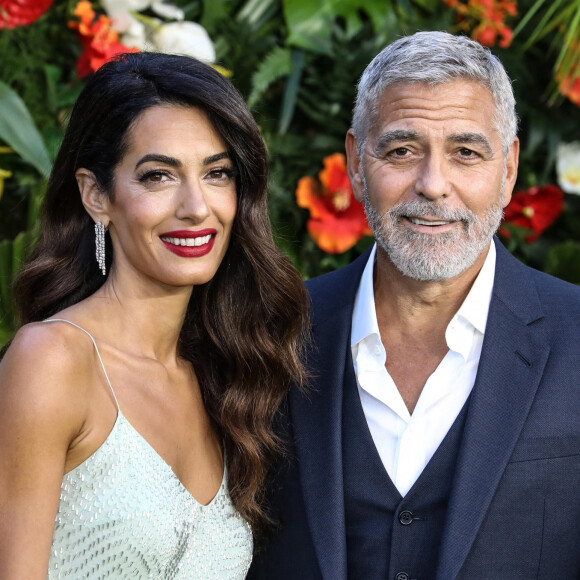 George Clooney et sa femme Amal lors de la première mondiale du film Ticket to Paradise à Londres.