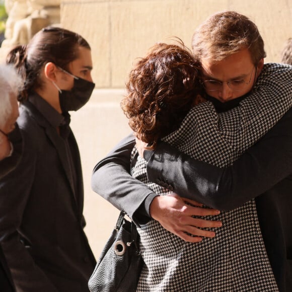 Lola Zidi-Rénier, Jules Rénier, César et Léo Angeli - Arrivées aux obsèques de Yves Rénier en l'église Saint-Pierre de Neuilly-sur-Seine. Le 30 avril 2021