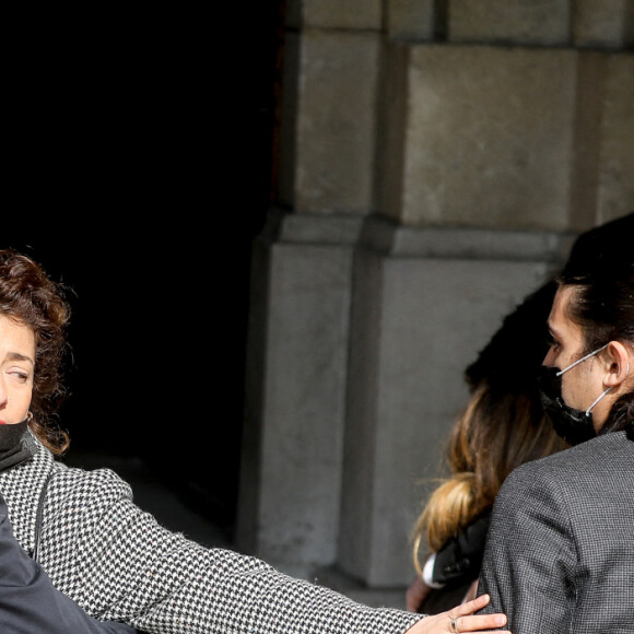 Jules Rénier, Lola Zidi-Rénier (fille de Yves Rénier), César et Léo Angeli - Arrivées aux obsèques de Yves Rénier en l'église Saint-Pierre de Neuilly-sur-Seine, France, le 30 avril 2021.