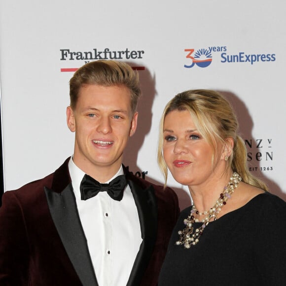 Corinna Betsch Schumacher et son fils Mick assistent à la soirée de gala du bal allemand de la presse sportive de Francfort , le 9 novembre 2019.