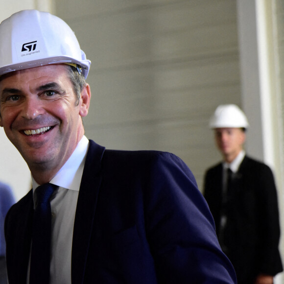 Olivier Véran, ministre délégué, chargé du Renouveau démocratique, porte-parole du Gouvernement, visite l¹entreprise STMicroelectronics à Crolles, en Isère, France, le 12 juillet 2022. Cette visite sera l¹occasion de dévoiler la stratégie et les investissements pour l¹électronique dans le cadre France 2030, notamment à travers le projet de fonderie entre STMicroelectronics et GlobalFoundries annoncé dans le cadre de la cinquième édition du sommet Choose France. A Crolles le projet de " Mega-fab " porté par STMicroelectronics et l¹entreprise américaine GlobalFoundries, représente plus de 5,7 milliards d¹investissement et permettra la création de plus de 1 000 emplois sur le site. Ce projet renfrocera massivement la capacité de production en France dans les technologies qui seront au c¦ur des besoins de nos industries d¹ici à 2030, et contribuera à la résilience industrielle française et européenne en matière d¹approvisionnement en composants. Le site de Crolles deviendra ainsi le plus important site de production de puces français et l¹un des plus importants d¹Europe. © Romain Doucelin/Pool/Bestimage