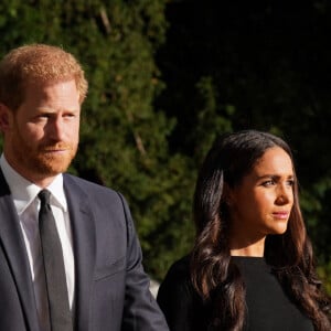 Le prince Harry, duc de Sussex et Meghan Markle, duchesse de Sussex à la rencontre de la foule devant le château de Windsor, suite au décès de la reine Elisabeth II d'Angleterre. Le 10 septembre 2022 