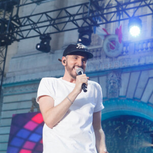 Christophe Willem - Concert RFM Music Show sur le parvis de l'Hôtel de Ville de Levallois Perret. Le 18 juin 2022. Le show sera diffusé le 23 juin, à 21h15 sur C8 et en simultané sur RFM ! © Christophe Clovis / Bestimage.