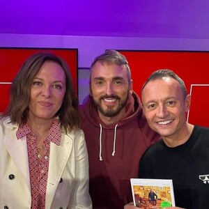Christophe Willem avec Éric Dussart et Jade dans "On refait la télé" sur RTL samedi 1er octobre 2022.