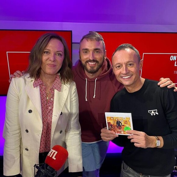 Christophe Willem avec Éric Dussart et Jade dans "On refait la télé" sur RTL samedi 1er octobre 2022.