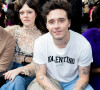 Brooklyn Beckham et sa femme Nicola Peltz - Front Row du défilé Valentino Collection Femme Prêt-à-porter Printemps/Eté 2023 lors de la Fashion Week de Paris (PFW), France, le 2 octobre 2022. 
