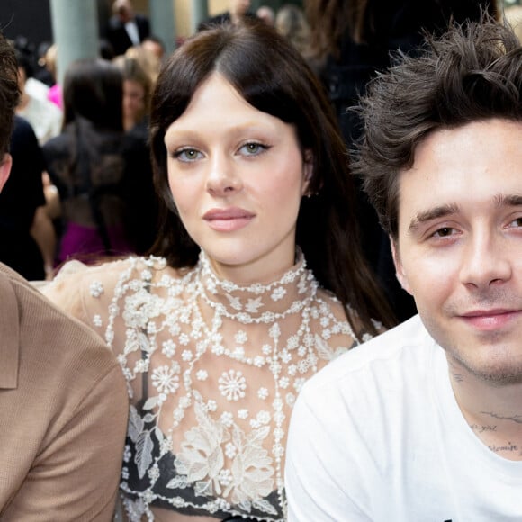 Brooklyn Beckham et sa femme Nicola Peltz - Front Row du défilé Valentino Collection Femme Prêt-à-porter Printemps/Eté 2023 lors de la Fashion Week de Paris (PFW), France, le 2 octobre 2022. 