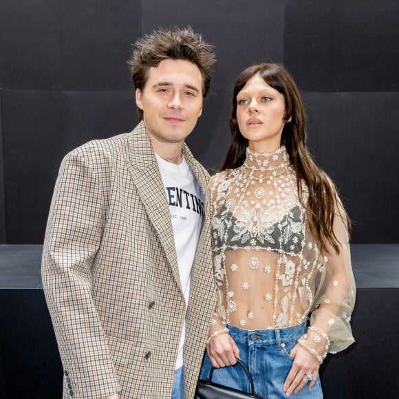 Brooklyn Beckham et sa femme Nicola Peltz - Photocall du défilé Valentino Collection Femme Prêt-à-porter Printemps/Eté 2023 lors de la Fashion Week de Paris (PFW), France, le 2 octobre 2022. 