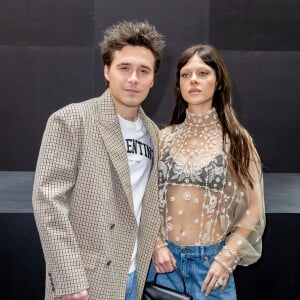 Brooklyn Beckham et sa femme Nicola Peltz - Photocall du défilé Valentino Collection Femme Prêt-à-porter Printemps/Eté 2023 lors de la Fashion Week de Paris (PFW), France, le 2 octobre 2022. 
