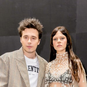 Brooklyn Beckham et sa femme Nicola Peltz - Photocall du défilé Valentino Collection Femme Prêt-à-porter Printemps/Eté 2023 lors de la Fashion Week de Paris (PFW), France, le 2 octobre 2022.