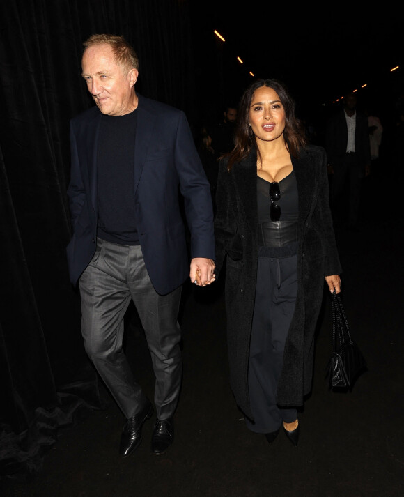 Selma Hayek et son mari François-Henri Pinault quittent le défilé Balenciaga lors de la Fashion Week de Paris (PFW) le 2 septembre 2022. 
