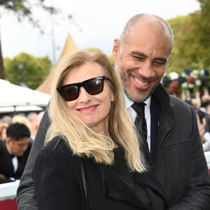 Valérie Trierweiler et son compagnon Romain Magellan - Qatar Prix de l'Arc de Triomphe à l'hippodrome Paris Longchamp le 2 octobre 2022