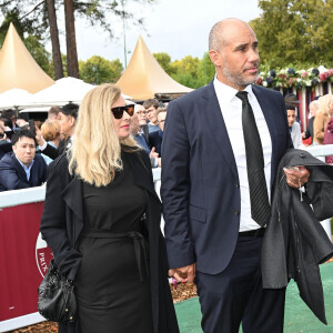 Valérie Trierweiler et son compagnon Romain Magellan - Qatar Prix de l'Arc de Triomphe à l'hippodrome Paris Longchamp le 2 octobre 2022