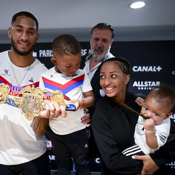 Tony Yoka, Estelle Yoka Mossely et leurs deux enfants Ali et Magomed (dans les bras d' Estelle) - Conférence de presse à la veille du combat "La Conquete – Tony Yoka Vs Johann Duhaupas" à Paris La Défense Arena à Nanterre, le 24 septembre 2020. © JB Autissier / Panoramic / Bestimage