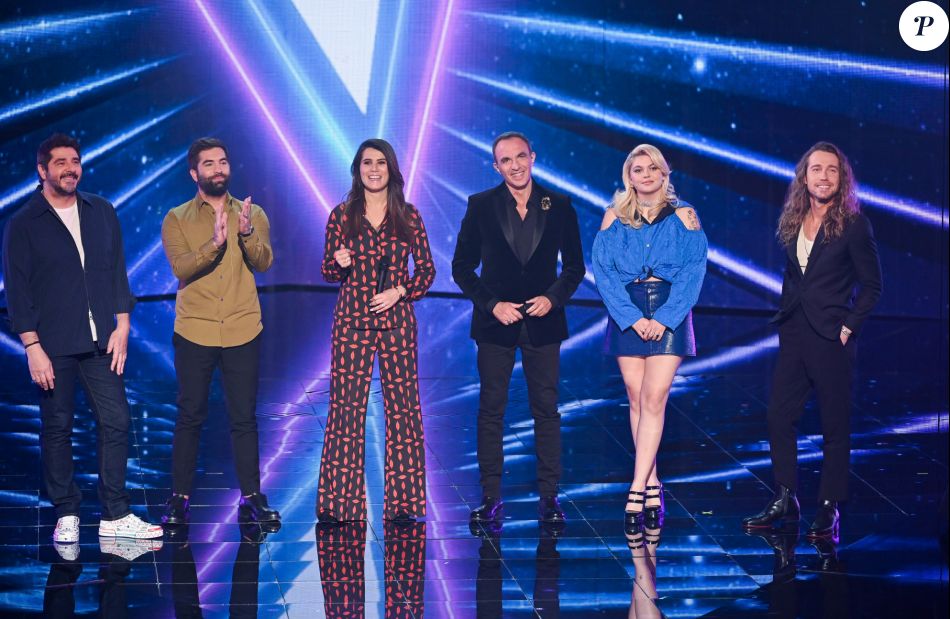 Les coachs Kendji Girac, Louane, Julien Doré et Patrick Fiori avec les présentateurs Nikos 