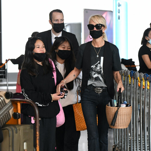 Laeticia Hallyday et ses filles Jade et Joy arrivent à l'aéroport de Roissy-Charles-de-Gaulle à Paris, le 27 juin 2021.