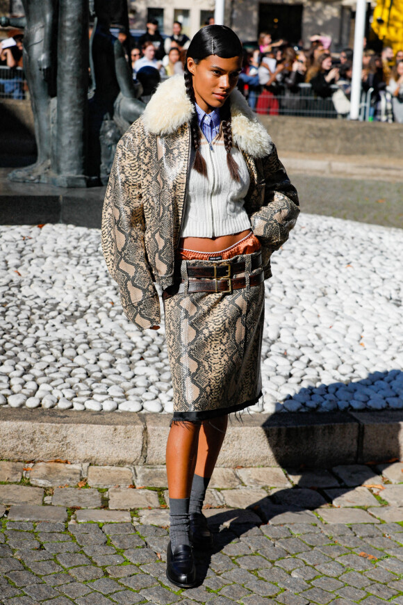 Tina Kunakey - Arrivées au défilé Miu Miu Collection Femme Prêt-à-porter Printemps/Eté 2023 lors de la Fashion Week de Paris (PFW), France, le 4 octobre 2022. © Veeren-Clovis/Bestimage 