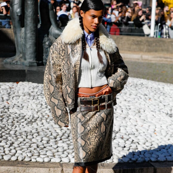 Tina Kunakey - Arrivées au défilé Miu Miu Collection Femme Prêt-à-porter Printemps/Eté 2023 lors de la Fashion Week de Paris (PFW), France, le 4 octobre 2022. © Veeren-Clovis/Bestimage 