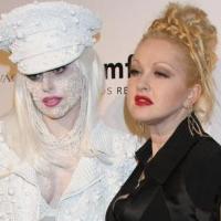 Lady GaGa et Cindy Lauper font leur numéro extravagant et n'ont pas peur... du ridicule !