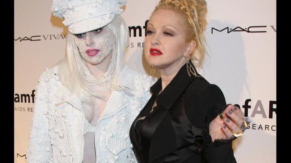 Lady GaGa et Cindy Lauper font leur numéro extravagant et n'ont pas peur... du ridicule !