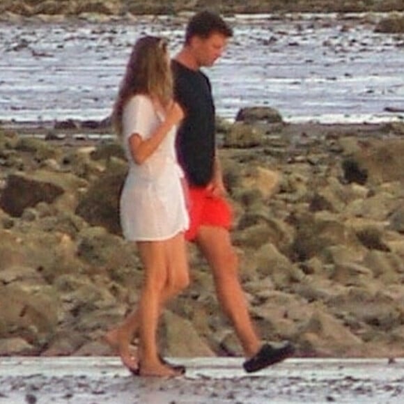 Gisele Bundchen et son mari Tom Brady se baladent en amoureux avec leur chien sur une plage pendant leurs vacances en famille au Costa Rica, le 29 juin 2021. 