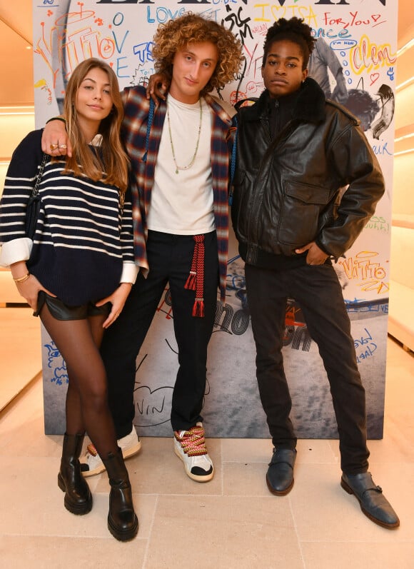 Exclusif - Stella Belmondo, Joalukas Noah (fils de Yannick Noah et Isabelle Camus) avec un ami lors de la présentation de la collection capsule de la maison Lanvin "Poetry in Motion", une nouvelle ligne jeune "surfer" , à la boutique Lanvin à Paris. Le 8 décembre 2021