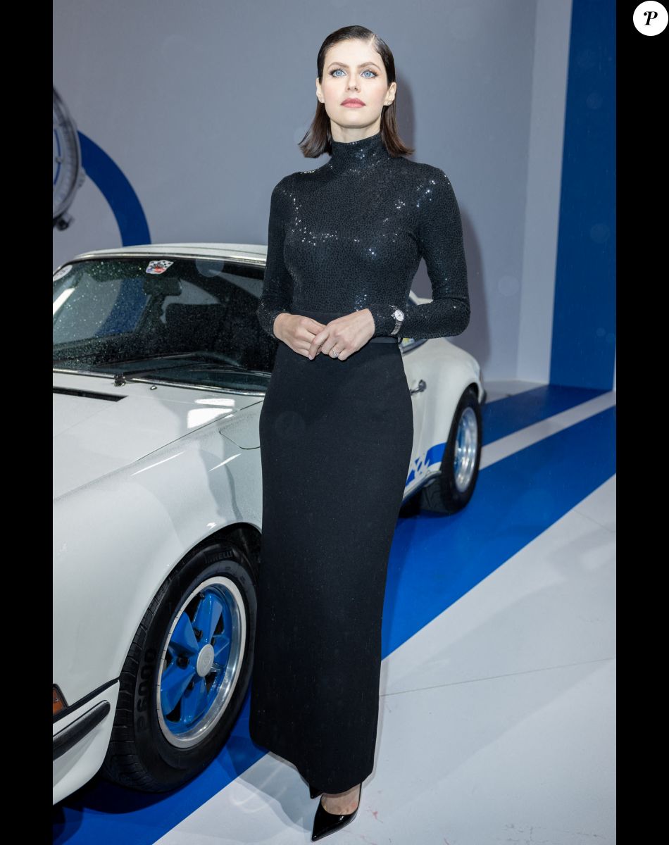 Léna Situations décolletée jusqu'au nombril pour une soirée automobile